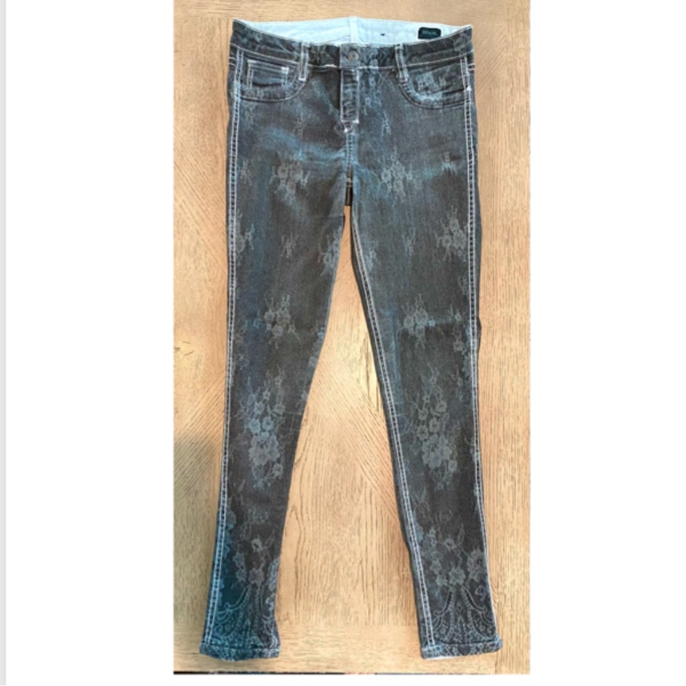 Like new Bleulab reversible cropped skinny jeans. Fits size 4